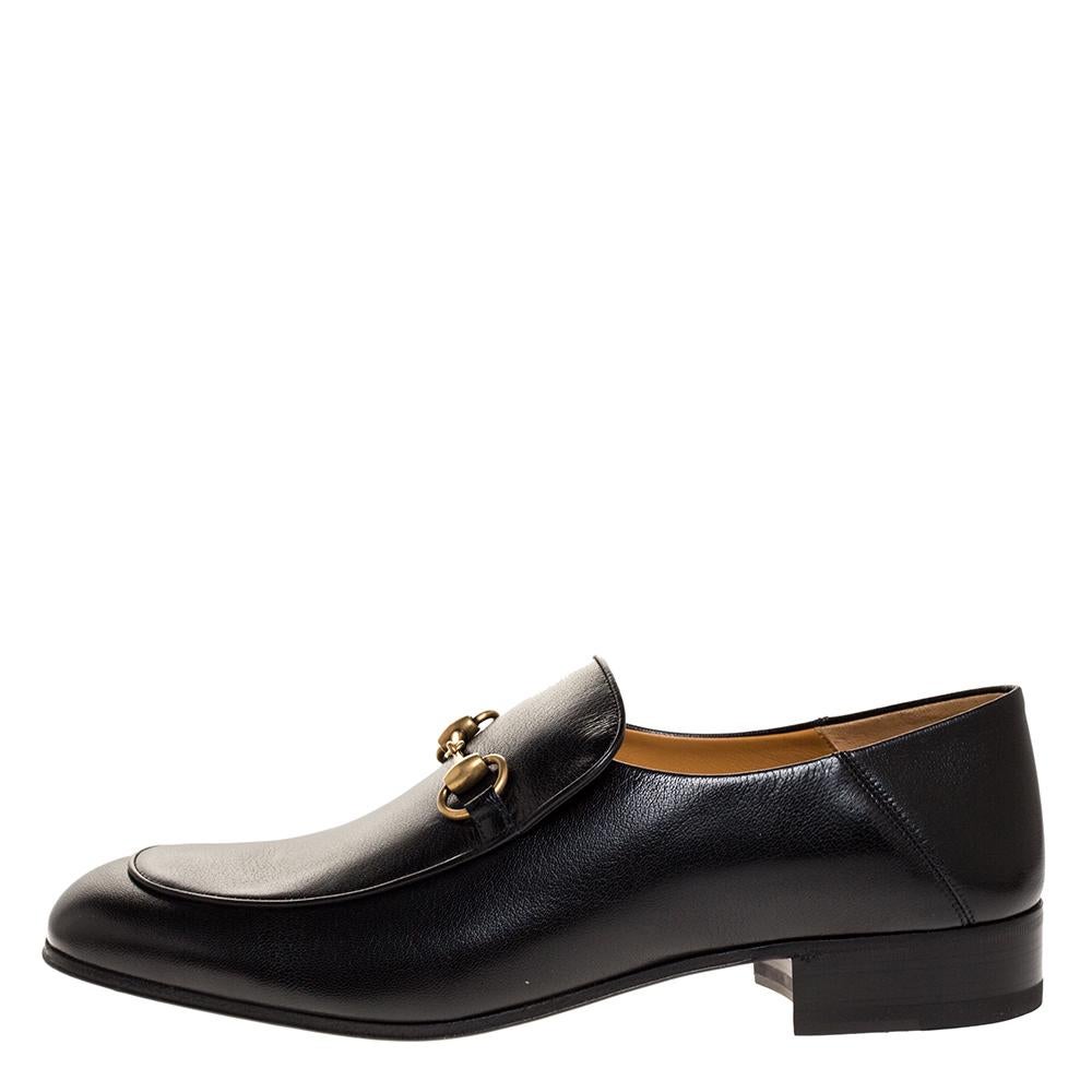 The Jordaan is a shoe that has a modern finish and a signature appeal. It has an elongated toe and the Gucci Horsebit motif gracing the uppers. This pair in black is crafted from quality leather and sewn with utmost care to envelop your feet with