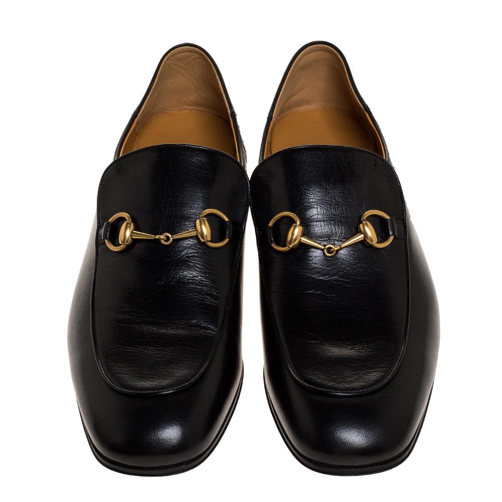 The Jordaan is a shoe that has a modern finish and a signature appeal. It has an elongated toe and the Gucci Horsebit motif gracing the uppers. This pair in black is crafted from quality leather and sewn with utmost care to envelop your feet with