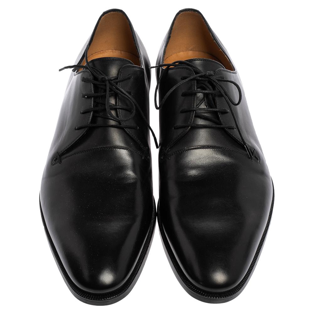 These derby shoes from Gucci are sure to make you look smart and very cool. Crafted from leather, they flaunt almond toes and lace-ups on the vamps. They are equipped with leather-lined insoles and durable soles. With maximum comfort and oodles of