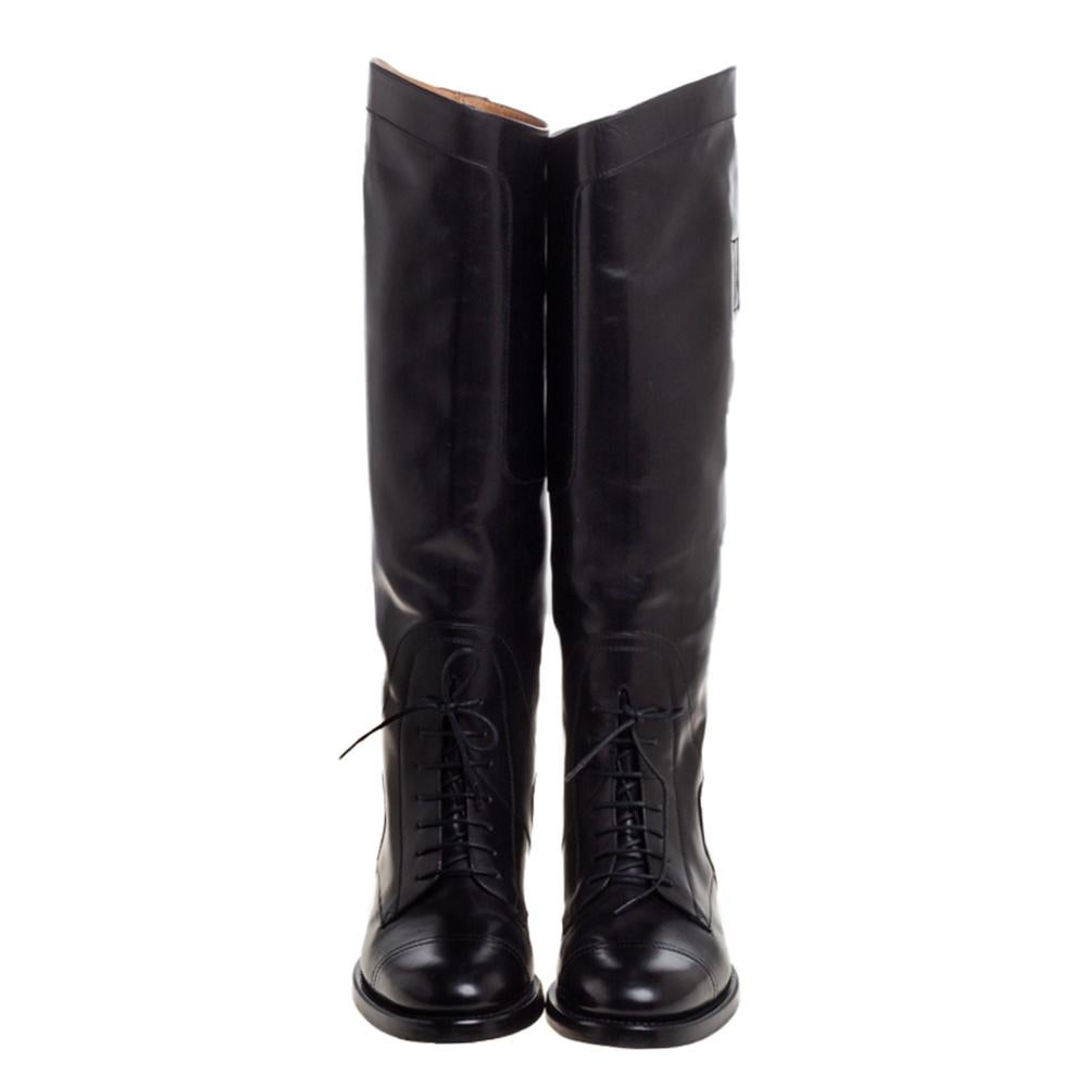 Luxe and durable, these knee-length boots from Gucci are a must-buy for the fashionable you. These black boots are crafted in leather and come balanced on low heels. They can be paired with a variety of outfits to make quite a style