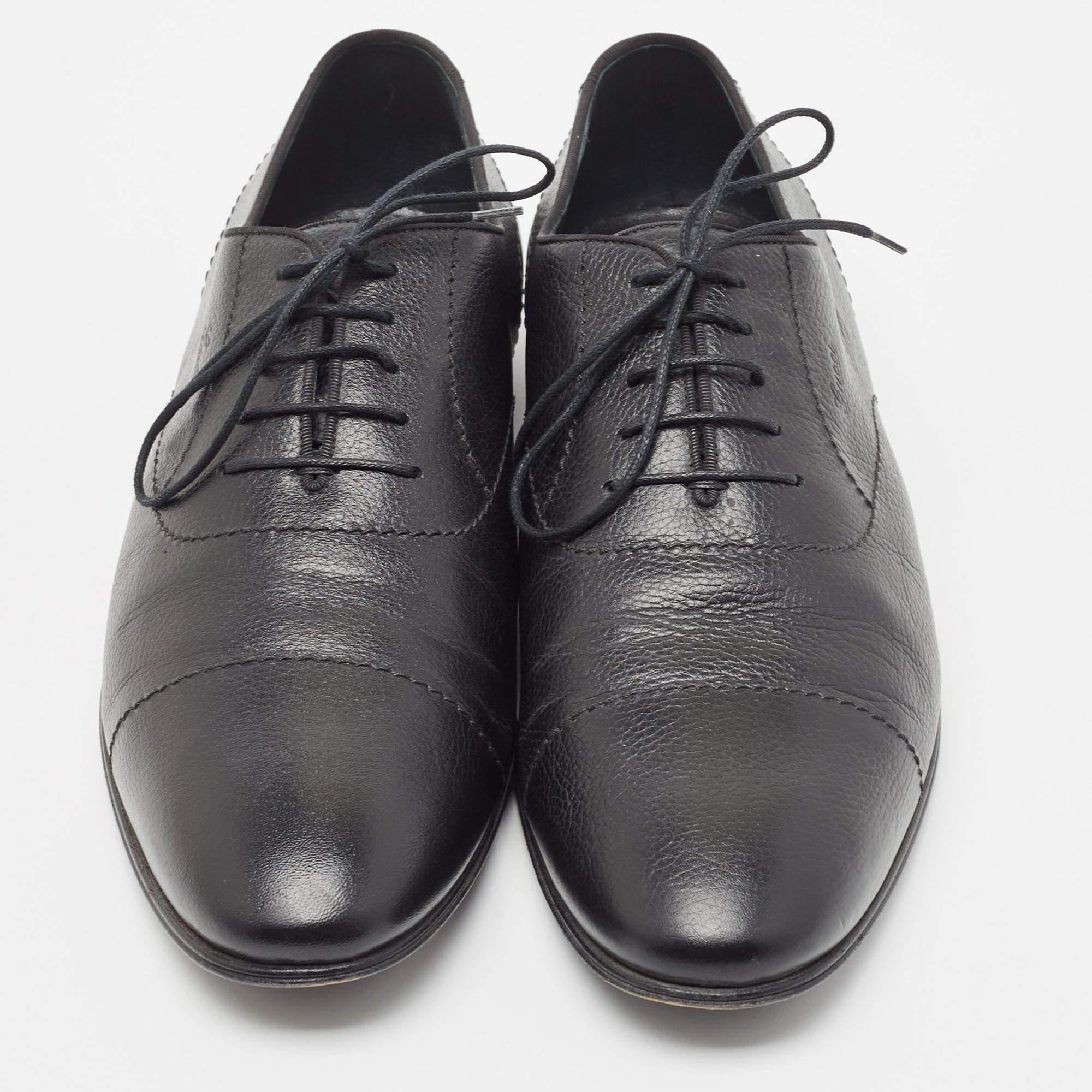 Coming in a classic silhouette, these Gucci oxfords are a seamless combination of luxury, comfort, and style. The shoes are presented in timeless black.


