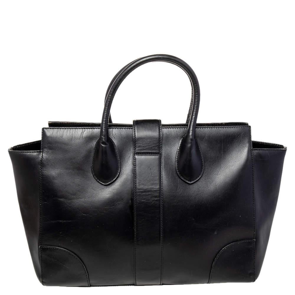 The fine artistry and the sleek structure of the tote exhibit Gucci's impeccable craftsmanship. Crafted from leather, it comes with a buckle-accented front flap that opens to a spacious interior. The creation is finished off with dual handles and a