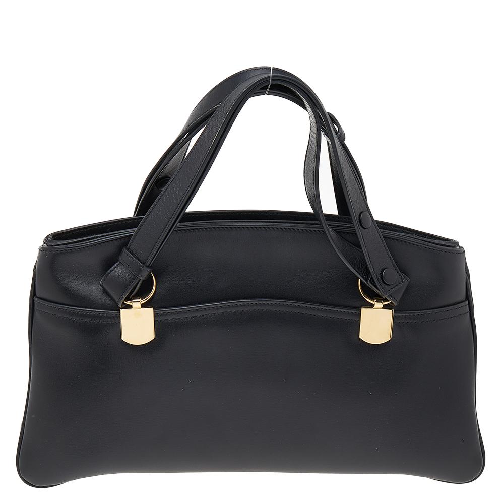 Gucci's Arli bag is a fashionista's favorite choice. Crafted from black leather, the front is decorated with the iconic 'GG' hardware in gold-tone metal and the top opens to a fabric-lined interior. Get this tote to complement your formals as well