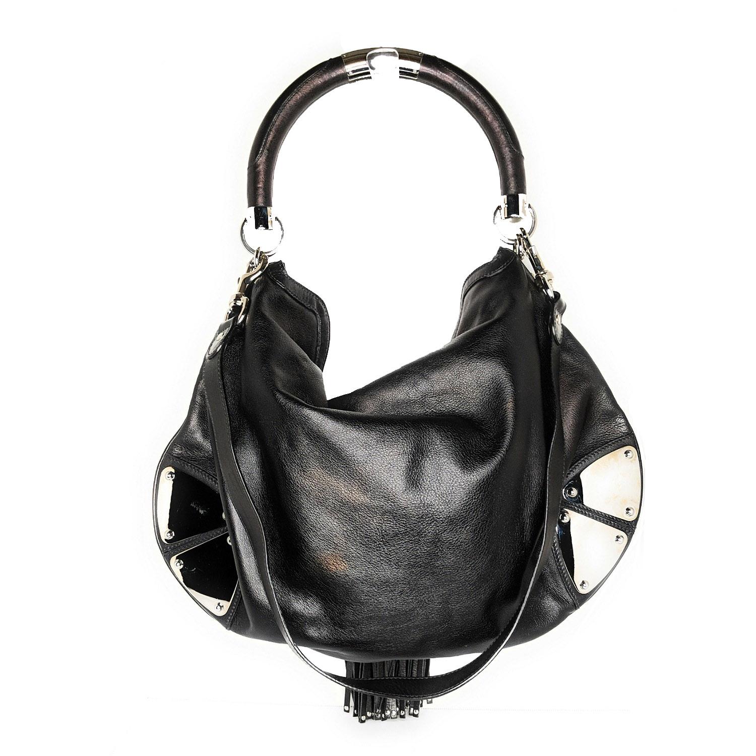 We can always count on Gucci for styles that we love now and later. This gorgeous Gucci Black Leather Large Babouska Indy Top Handle Bag features a chic hobo design with a top handle with a metal Gucci logo, double tassels with bamboo details. This