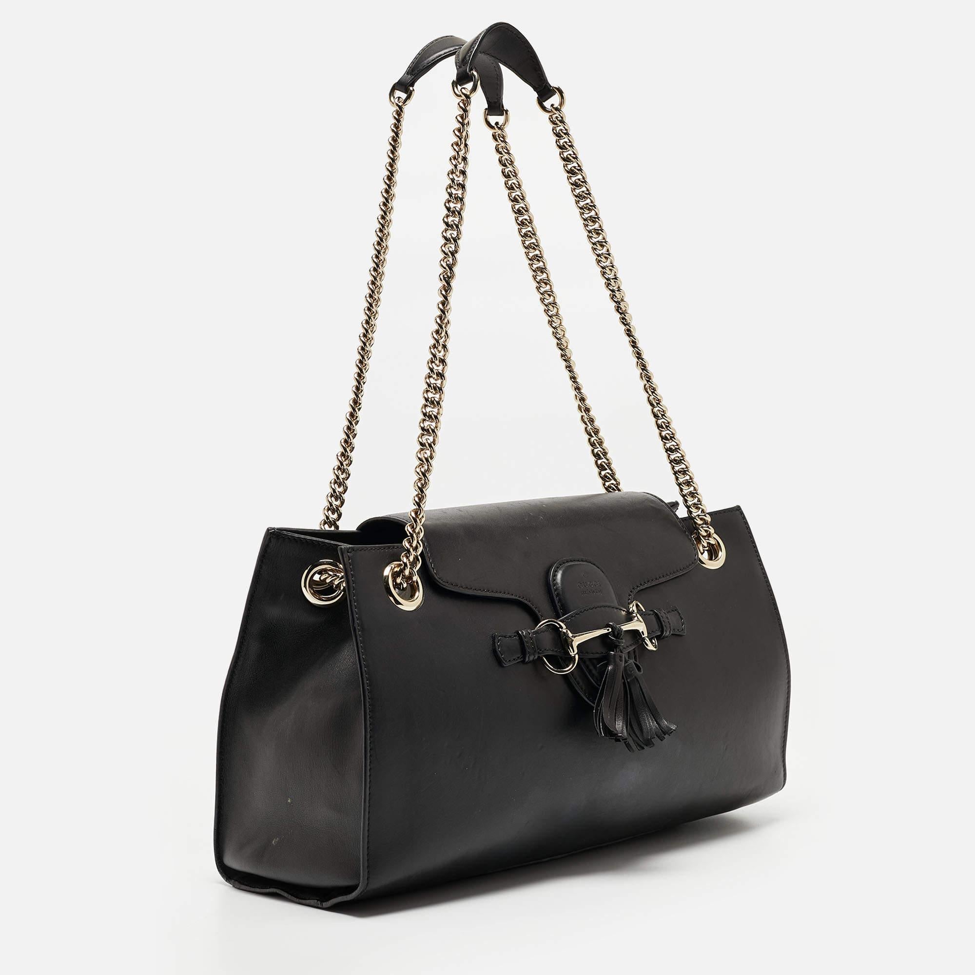 Gucci's handbags are not only well-crafted, but they are also coveted because of their high appeal. This Emily Chain shoulder bag, like all of Gucci's creations, is fabulous and closet-worthy. It has been crafted from leather and styled with a flap