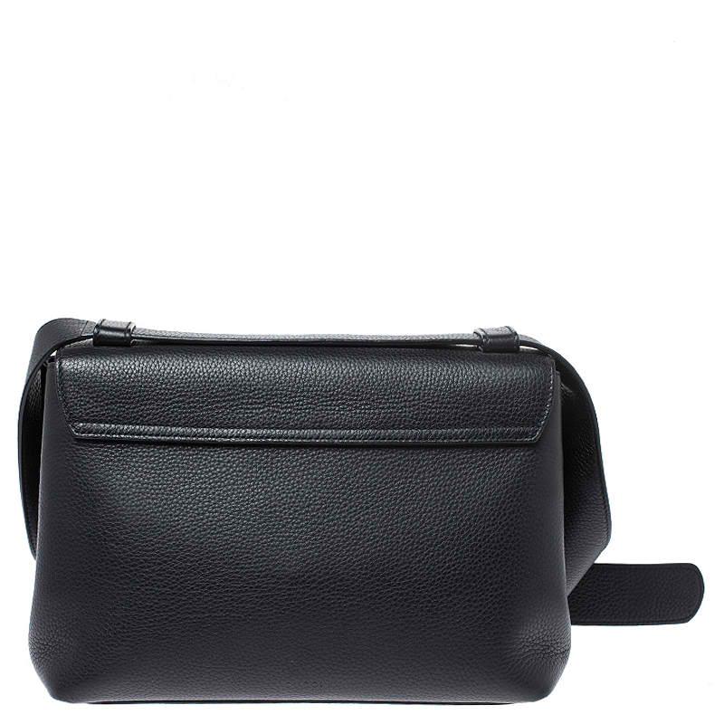 The Marmont bag has been exquisitely crafted from leather and equipped with a well-sized fabric interior. On the front flap, there is a GG logo and the shoulder strap is provided for you to swing the bag. In every stride, swing, and twirl your