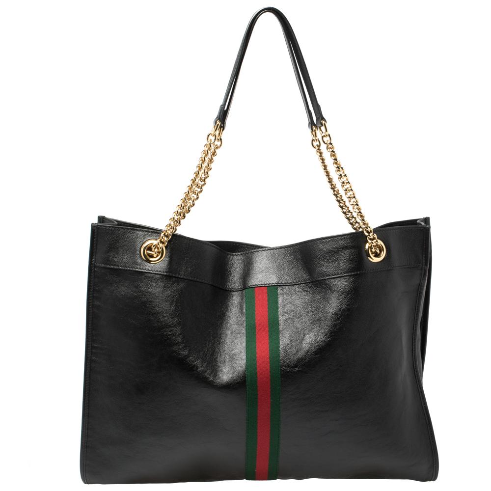 This shoulder bag hails from the 'Rajah' line of bags by Gucci. The name comes from a Sanskrit word that means 'prince' or 'king'. The bag has been crafted from quality leather and carries a black hue. The front flap is adorned with a roaring tiger