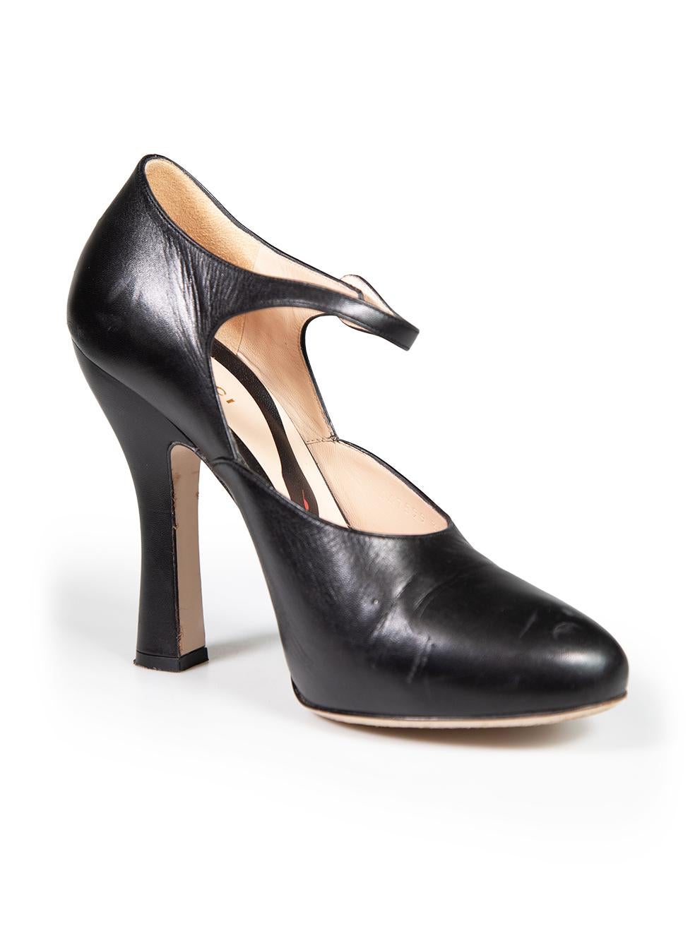CONDITION is Very good. Minimal wear to heels is evident. Minimal wear to the front is seen with abrasion marks and a discolouration mark on the back of the right heel on this used Gucci designer resale item. This item comes with an original box.
 
