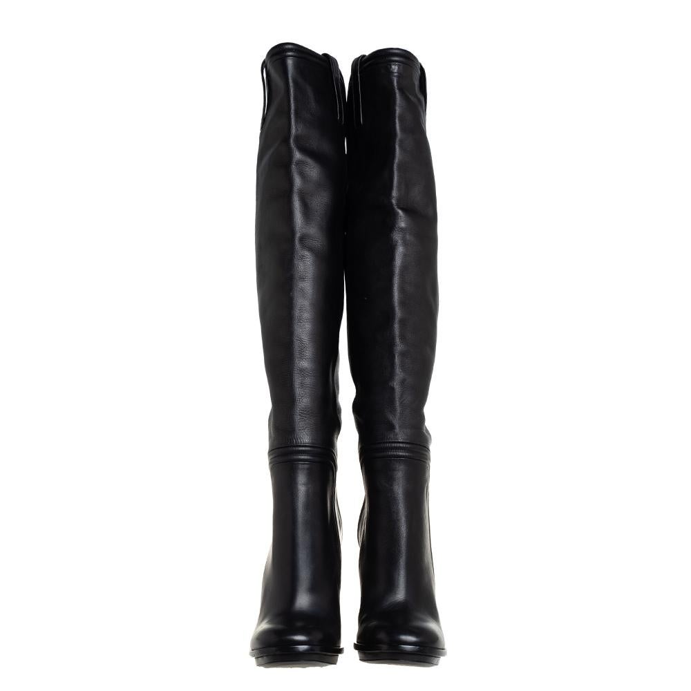 Gucci brings you this fabulous pair of knee-length boots that will give you confidence and loads of style. They've been crafted from leather in a classy black shade and designed with platforms and 9.5 cm block heels that are bound to lift you in