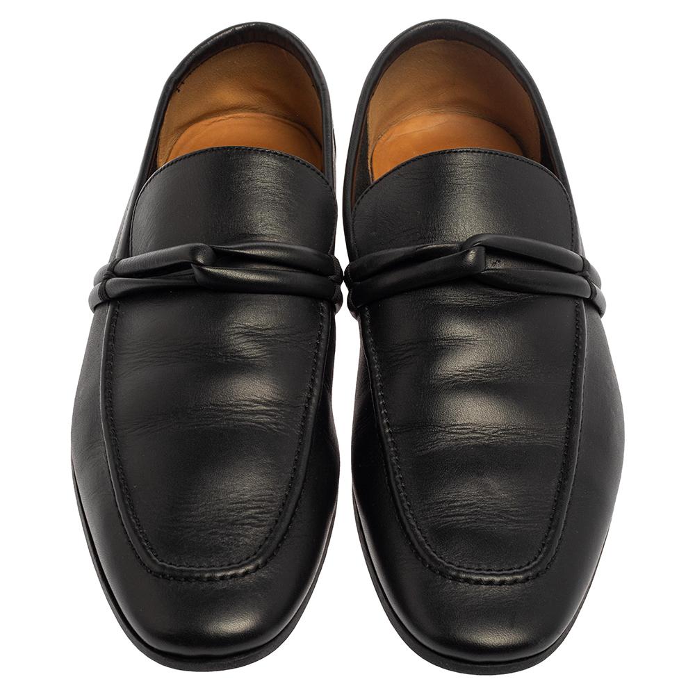 Versatile and super comfortable, these loafers from Gucci do deserve a place in your closet. They are eternal classics and made from leather in a black shade. These loafers feature interlocked straps, neat stitching details, and slight heels.

