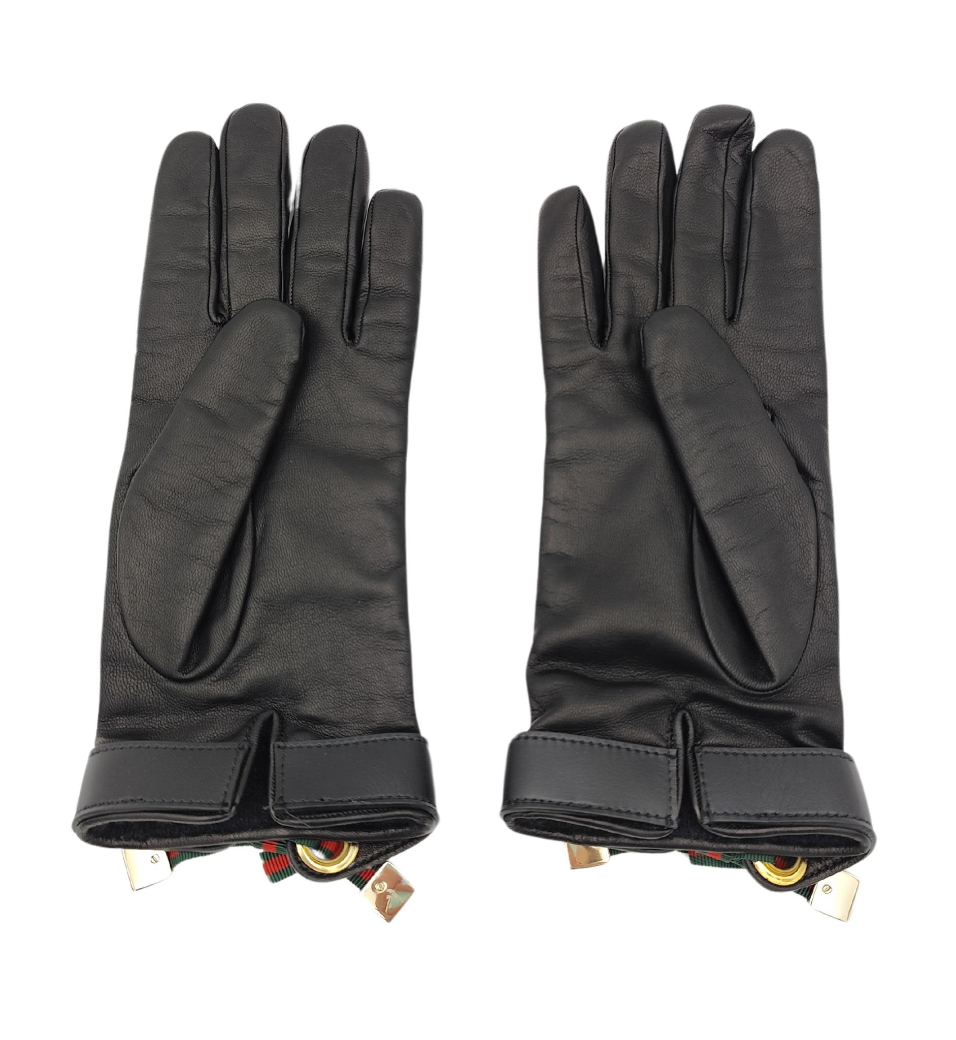 Gucci gloves
Black leather
Cashmere lined
Red and green logo bow

Marked size 8 L

Great condition
Never worn