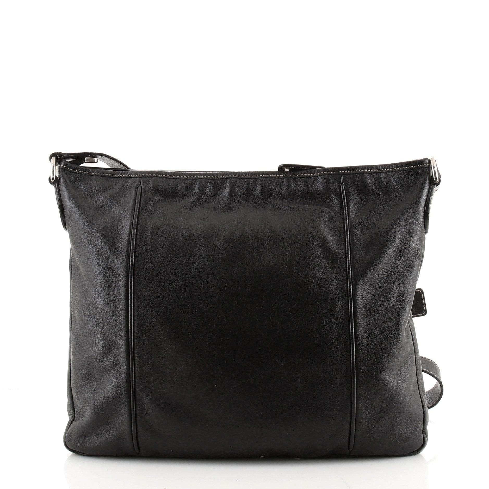 Gucci Black Leather Logo Crest Medium Messenger Bag mit Außenseite aus Leder und verstellbarem Schulterriemen, Innenfutter aus Stoff, silberfarbener Hardware und Reißverschluss.


63857MSC