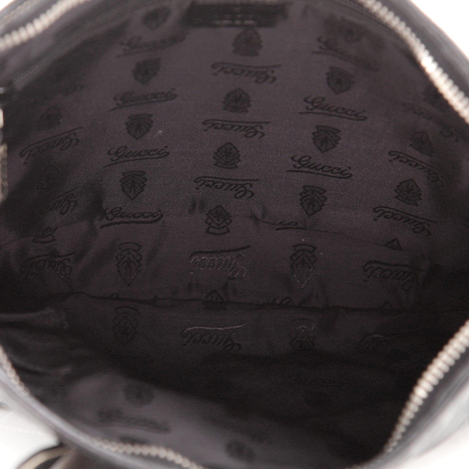 Gucci Medium Messenger Bag aus schwarzem Leder mit Logo Crest und Leder außen im Angebot 3