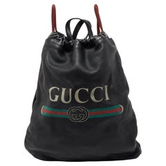Schwarzer Gucci-Rucksack mit Kordelzug aus Leder mit Logo