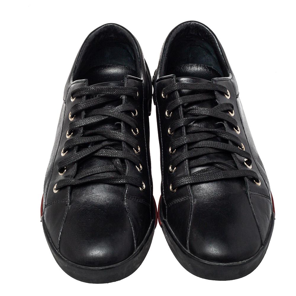 These black sneakers from Gucci are crafted from leather in a low-top silhouette and feature round toes and lace-ups on the vamps. They flaunt the signature logo detail on the counters and offer a comfortable wearing experience with their leather