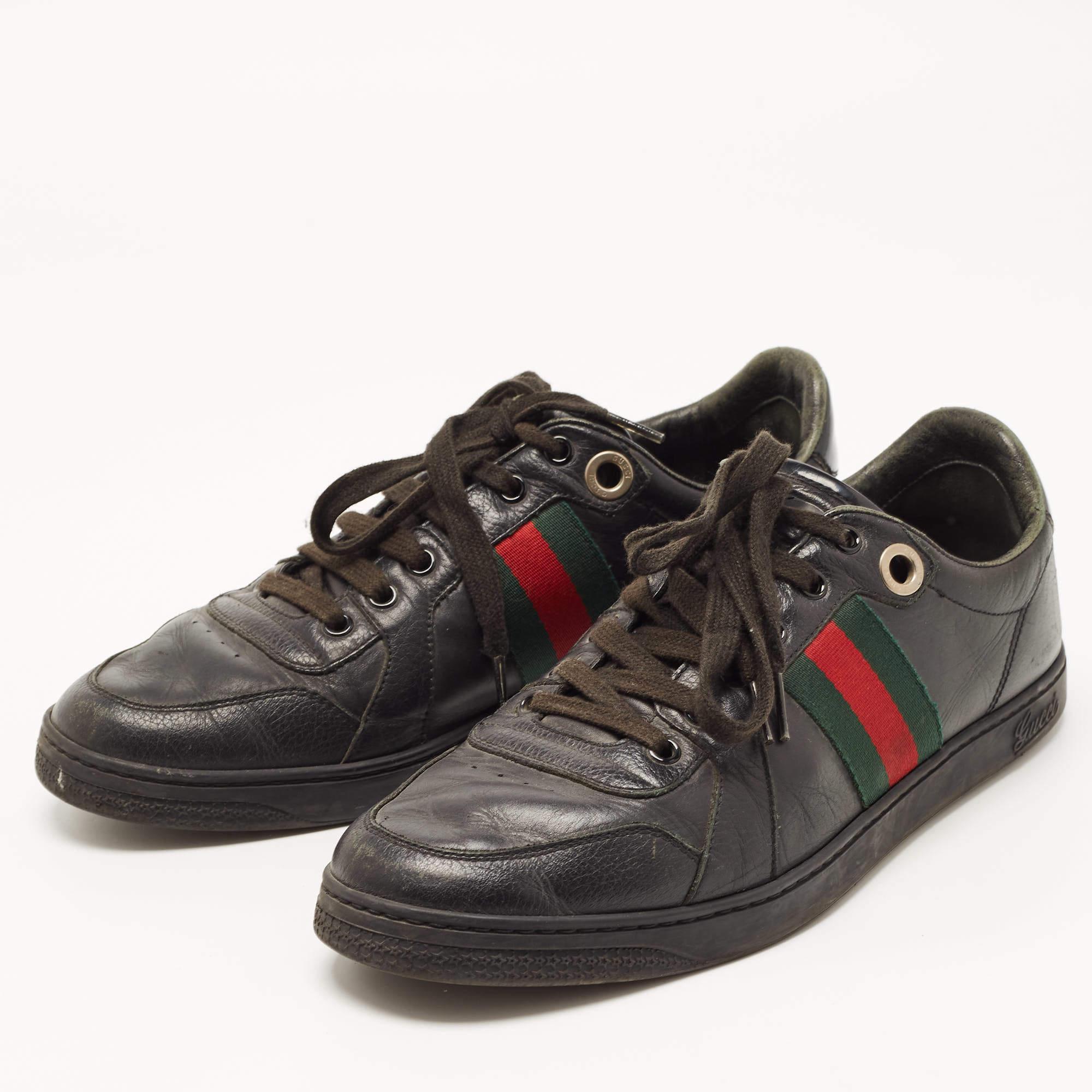 Eleva il tuo gioco di calzature con queste sneakers di Gucci. Combinando estetica di alto livello e comfort ineguagliabile, queste sneakers sono un simbolo di lusso moderno e gusto impeccabile.