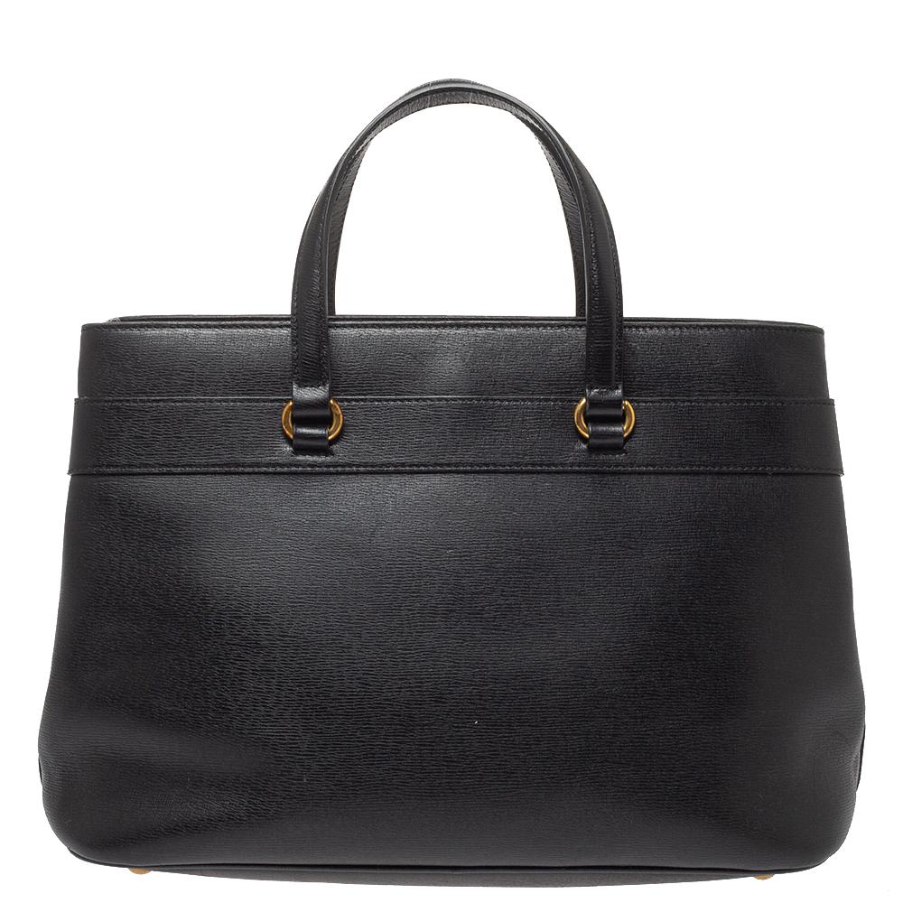 This Bright Bit bag from Gucci proves that style can come in simple things too. Crafted from leather, this lovely black bag features a canvas-lined interior, two top handles, and a long detachable shoulder strap. It is equipped with gold-tone