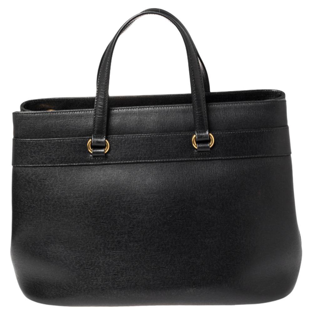 This Bright Bit tote from Gucci proves that style can come in simple things too. Crafted from leather, this lovely black bag features a canvas-lined interior, two top handles, and a long detachable shoulder strap. It is equipped with gold-tone