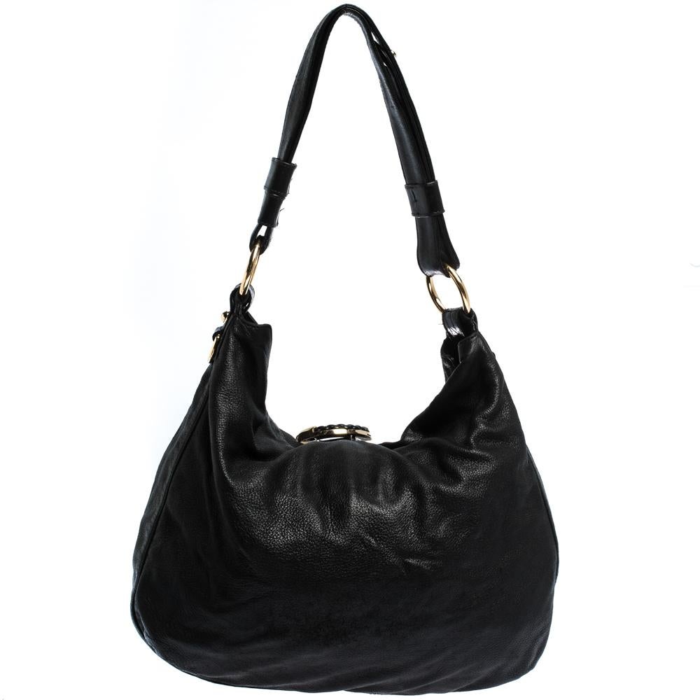 Flaunt your fashionable choices by picking this G wave hobo from Gucci. This stylish bag is crafted from leather and will surely fetch you a lot of compliments. Held by a shoulder strap, it opens to a spacious fabric-lined interior that will hold