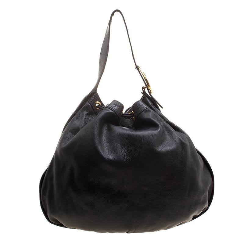 A handbag should not only be good-looking but also durable, just like this gorgeous black hobo from Gucci. Crafted from leather in Italy, this number has a drawstring closure that opens up to a spacious fabric interior. Complete with the