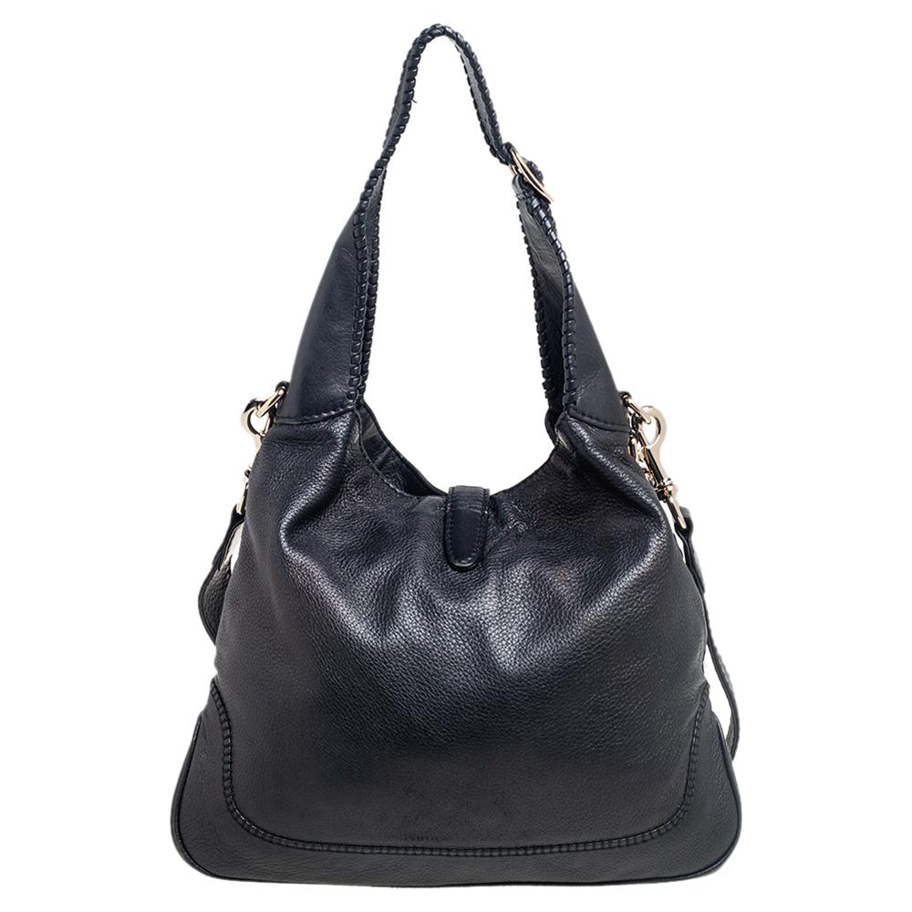 A handbag should not only be appealing but also durable, just like this Jackie hobo from Gucci. Crafted from quality leather, this gorgeous black-hued bag has the signature piston closure that opens up to a spacious fabric-lined interior. Complete