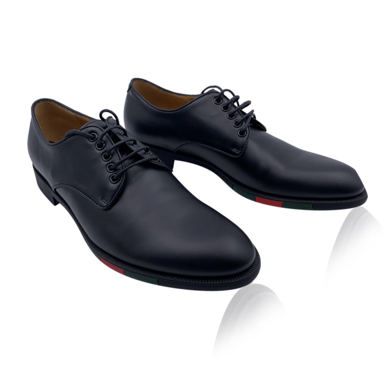 Klassische Gucci 'Florence Calf' Oxford-Schuhe. Gefertigt aus schwarzem Leder. Sie haben eine Schnürung vorne, eine runde Spitze und eine Gummisohle mit grün/rot/grüner Verzierung. Hergestellt in Italien. Größe: 11 - EU 45 (Die für diesen Artikel