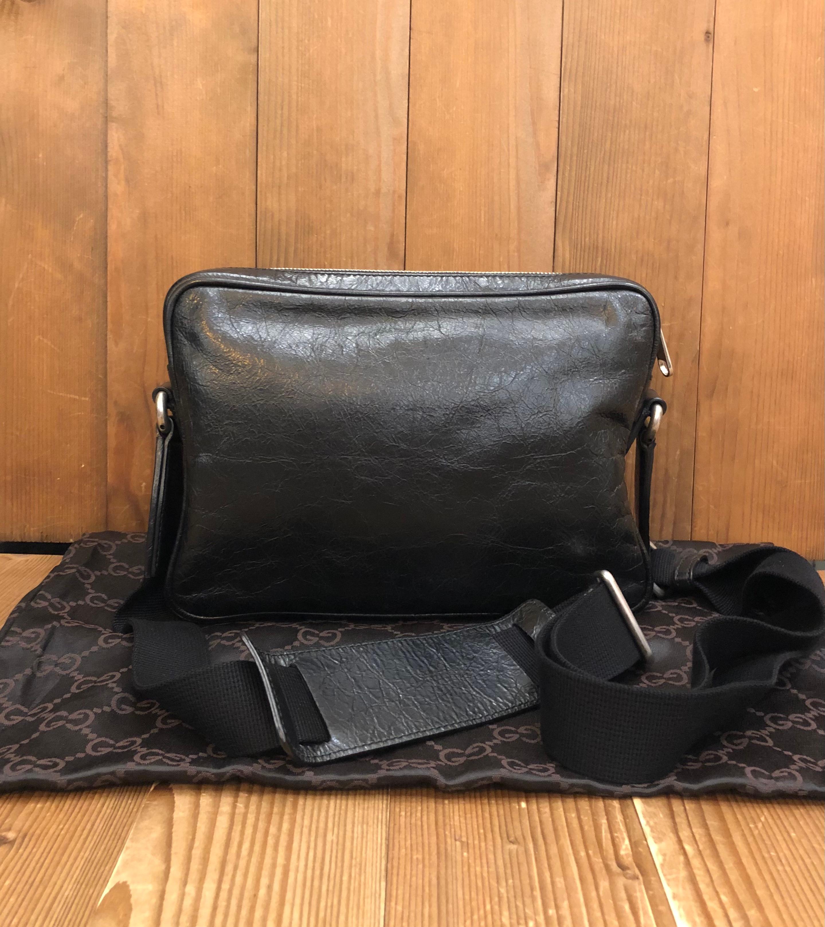 GUCCI Black Calfskin Leather Camera Crossbody Bag Unisex Mens In Excellent Condition For Sale In Bangkok, TH