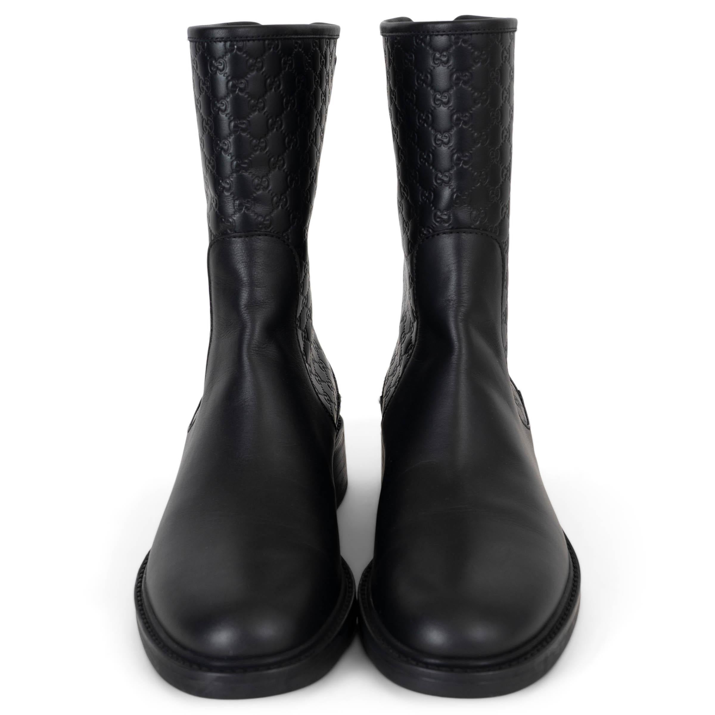 Diese 100% authentischen Gucci Biker Boots sind aus einem Mix aus schwarzem, mikrogeprägtem und glattem Leder gefertigt, das Textur und Glanz gleichermaßen vereint. Sie haben runde Zehen, einen Schaft in der Mitte der Wade und niedrige Blockabsätze