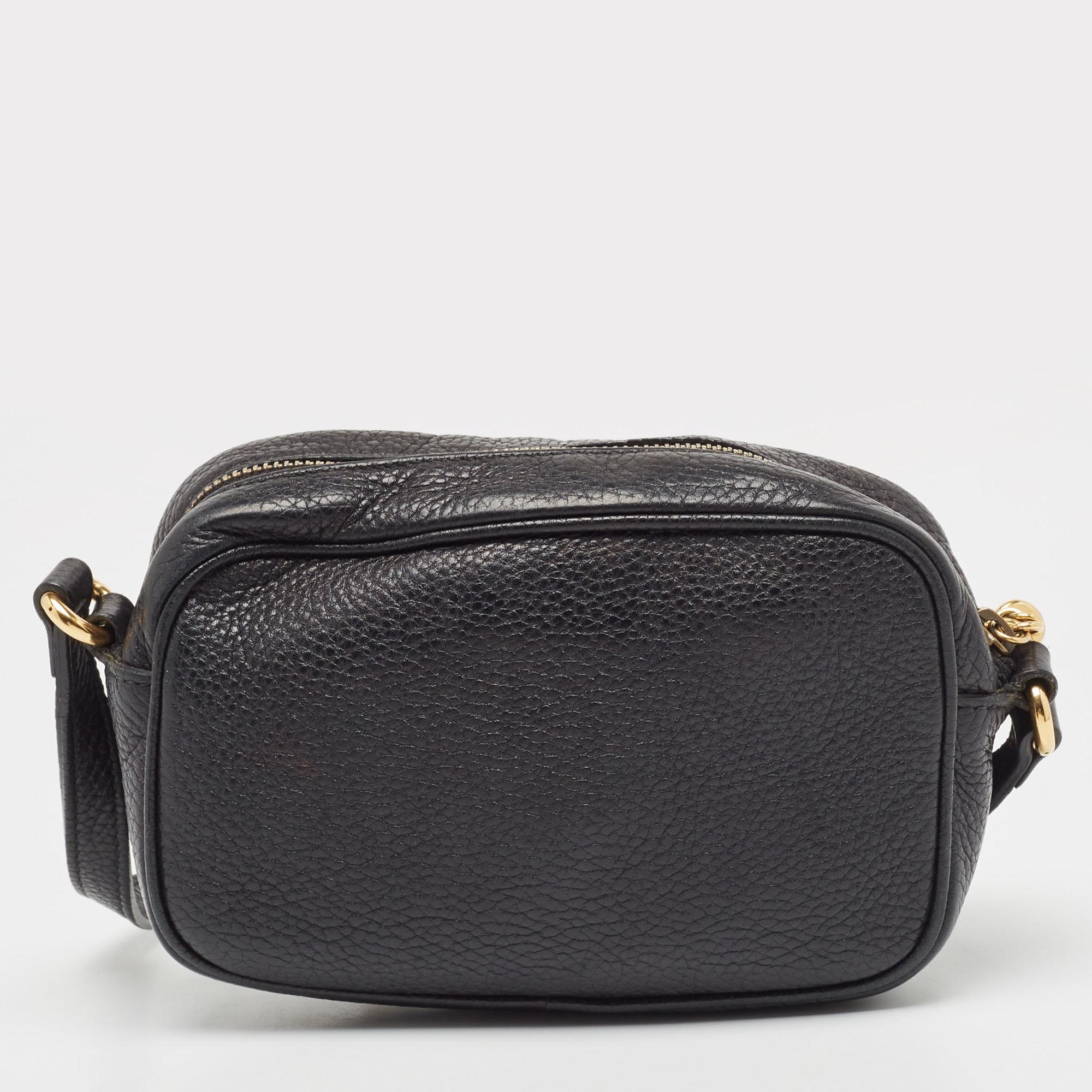 L'expertise de Gucci dans la création de designs remarquables est évidente dans ce sac SOHO. Confectionné en cuir, il est rehaussé d'un motif de marque sur le devant et doté d'une bandoulière. La fermeture à glissière sur le dessus est équipée d'un