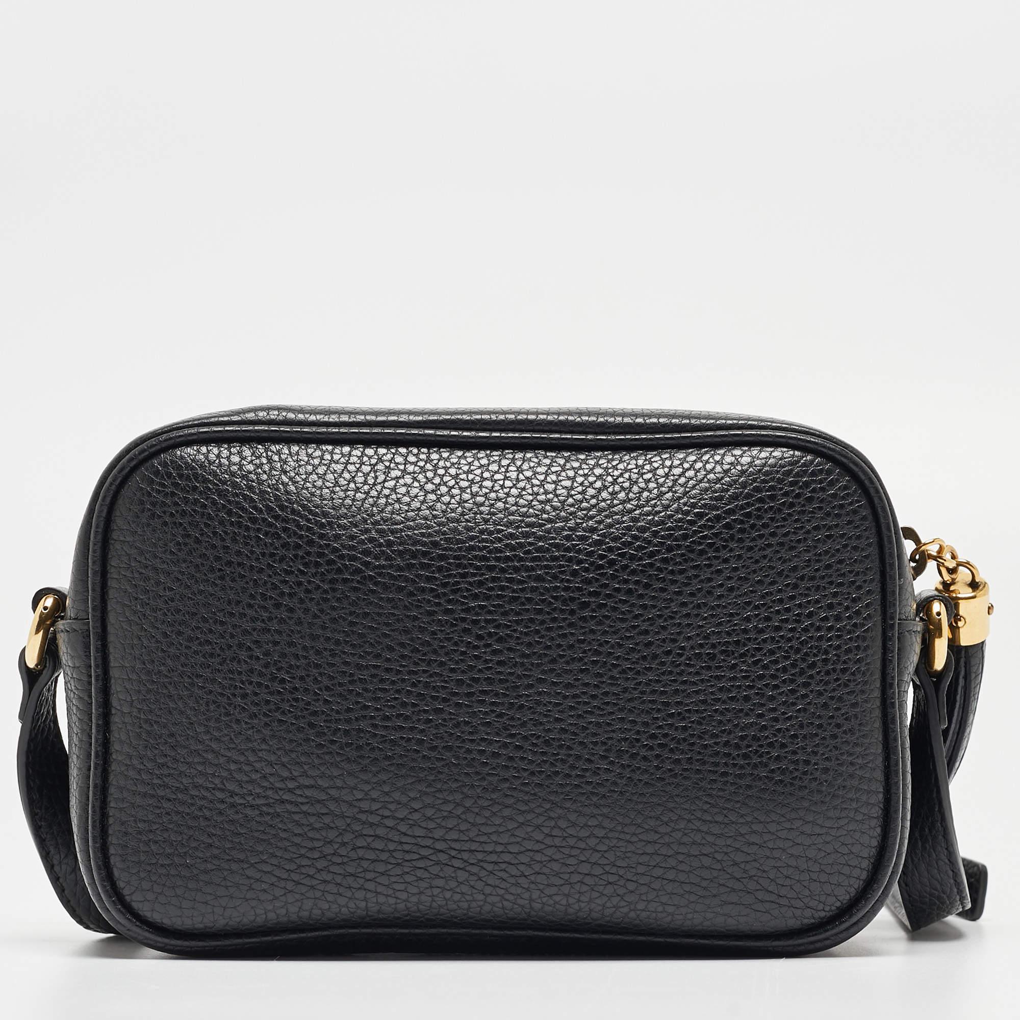For a look that is complete with style, taste, and a touch of luxe, this Gucci Soho Disco shoulder bag is the perfect addition. Flaunt this beauty on your shoulder at any event and revel in the taste of luxury it leaves you with.

Includes: Info
