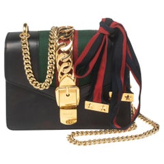 Gucci Sylvie Crossbody-Tasche aus schwarzem Leder mit Mini-Webkette