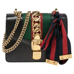 Gucci Sylvie Umhängetasche aus schwarzem Leder mit Mini-Webkette