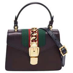 Gucci Sylvie Top Handle Bag aus schwarzem Leder mit Mini-Webkette