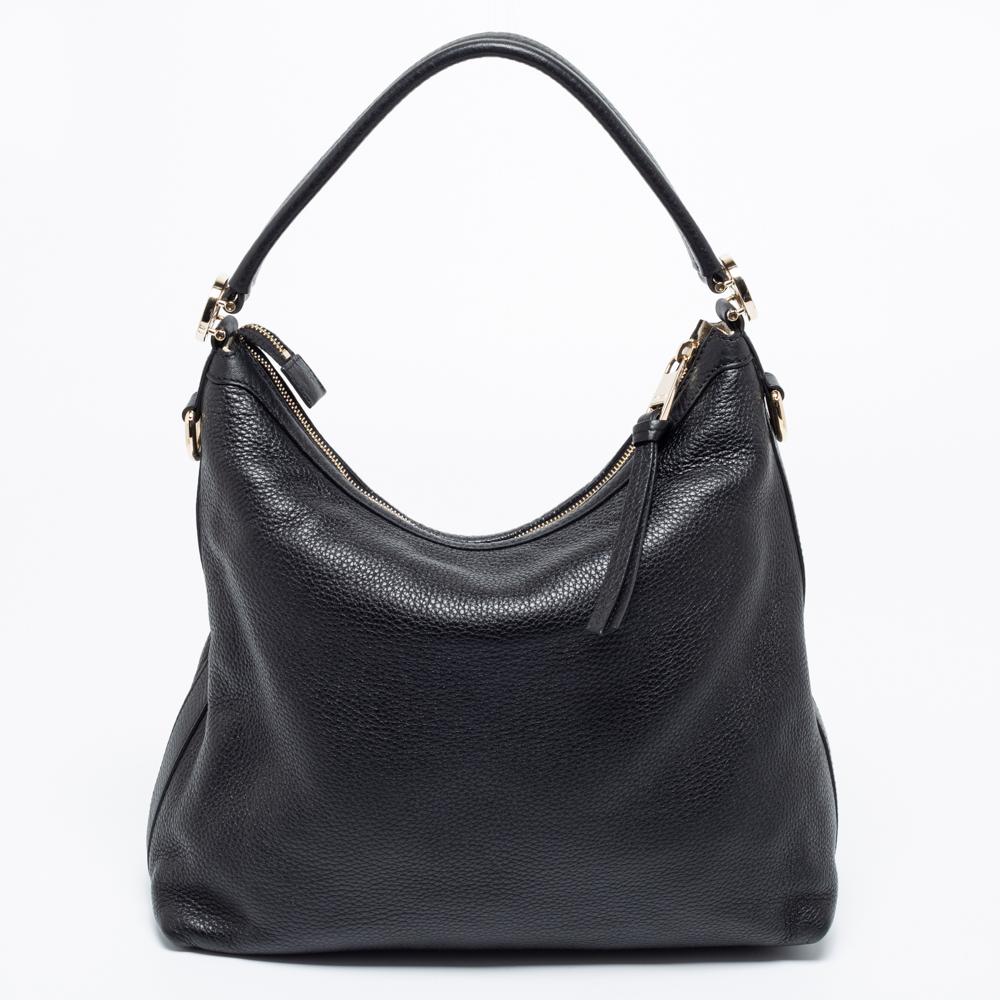 Minimal in design, this Gucci Miss GG original hobo strikes the perfect balance between fashion and function. Its sleek silhouette is styled with a shoulder strap, the brand motif attached to the side of the single handle, and a zipper closure.
