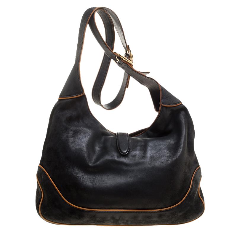 A handbag should not only be good-looking but also durable, just like this lovely black New Jackie bag from Gucci. Crafted from leather in Italy, this gorgeous number has the signature closure that opens up to a spacious interior. Complete with a