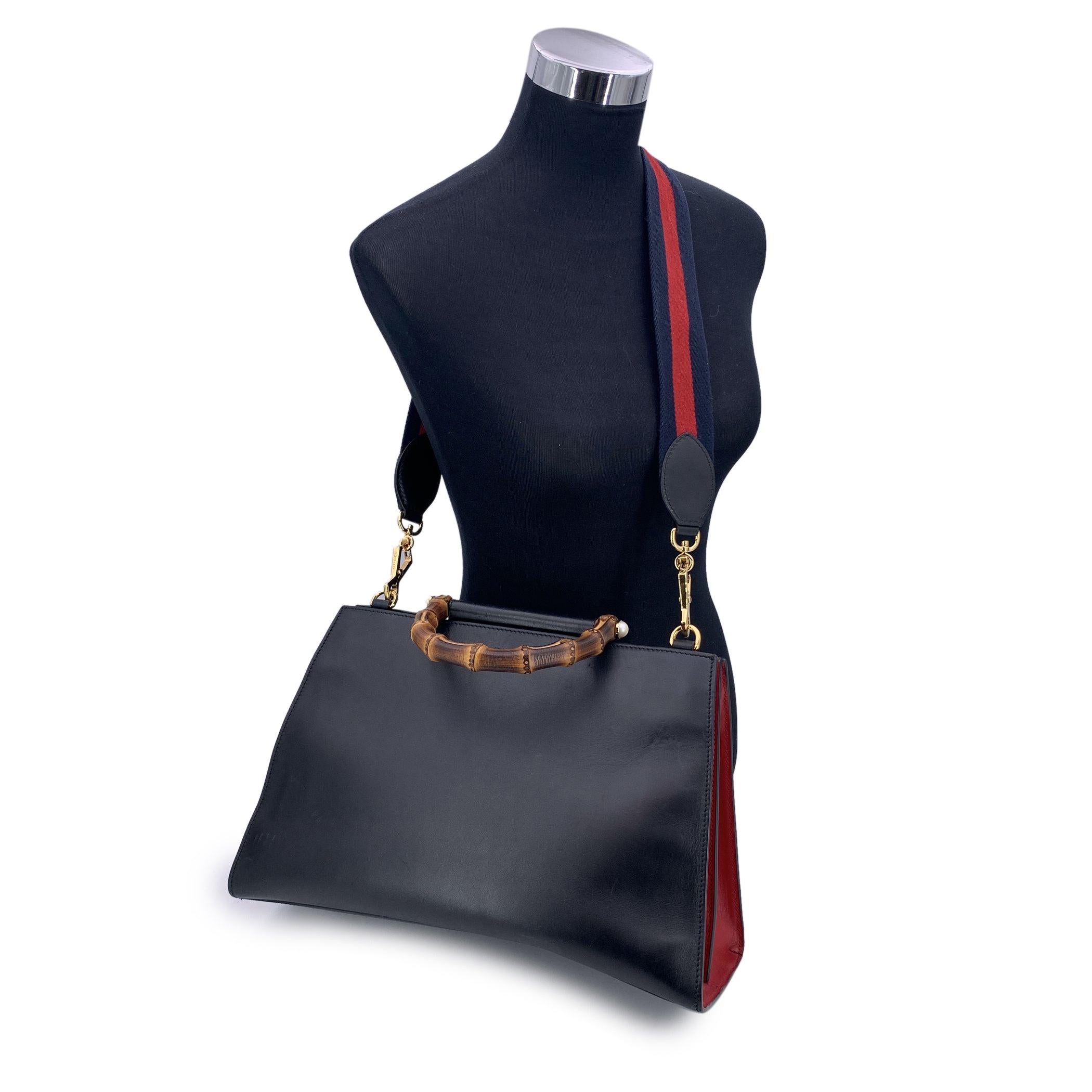 This beautiful item will come with a Certificate of Authenticity provided by Entrupy. The certificate will be provided at no further cost An elegant fusion of heritage and modern design, this medium-sized Gucci Nymphaea bag showcases the house's