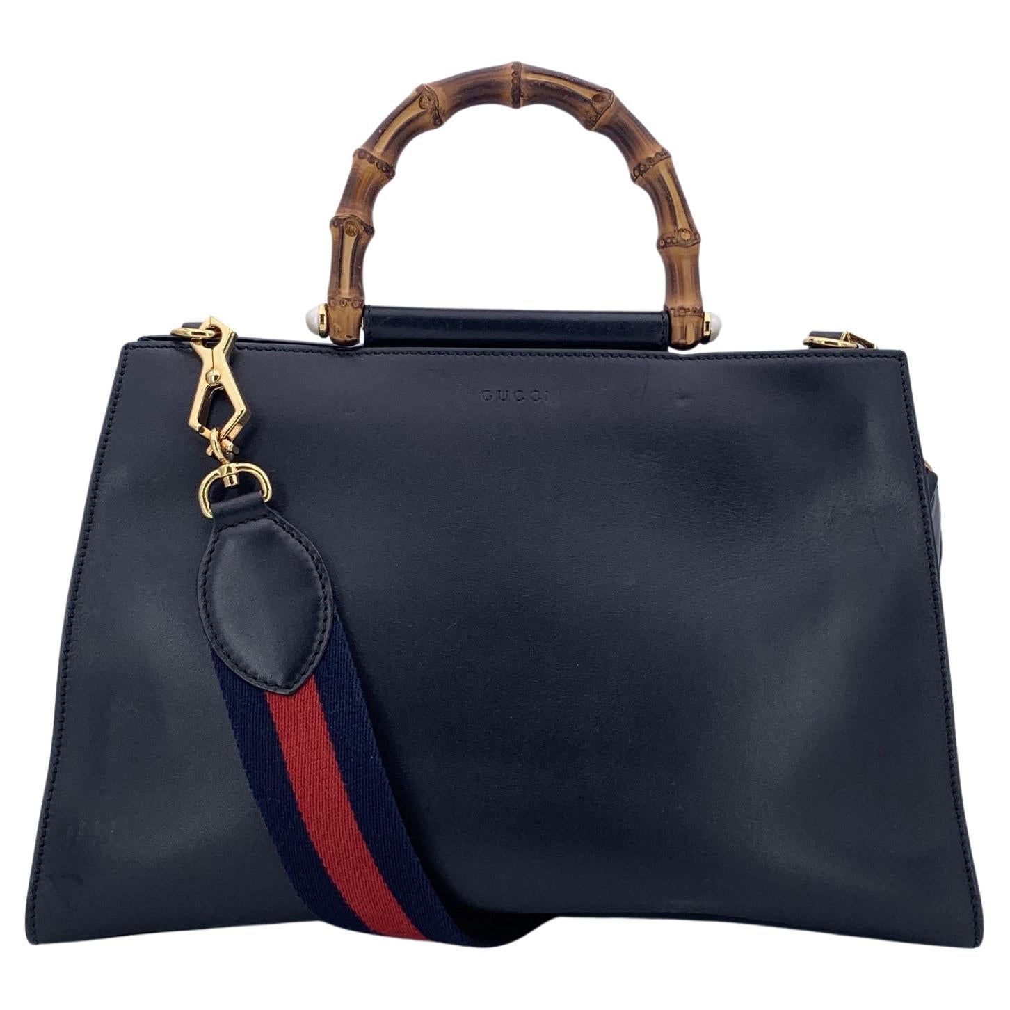 Bolso Tote Gucci Nymphaea de piel negra con asa de bambú y correa