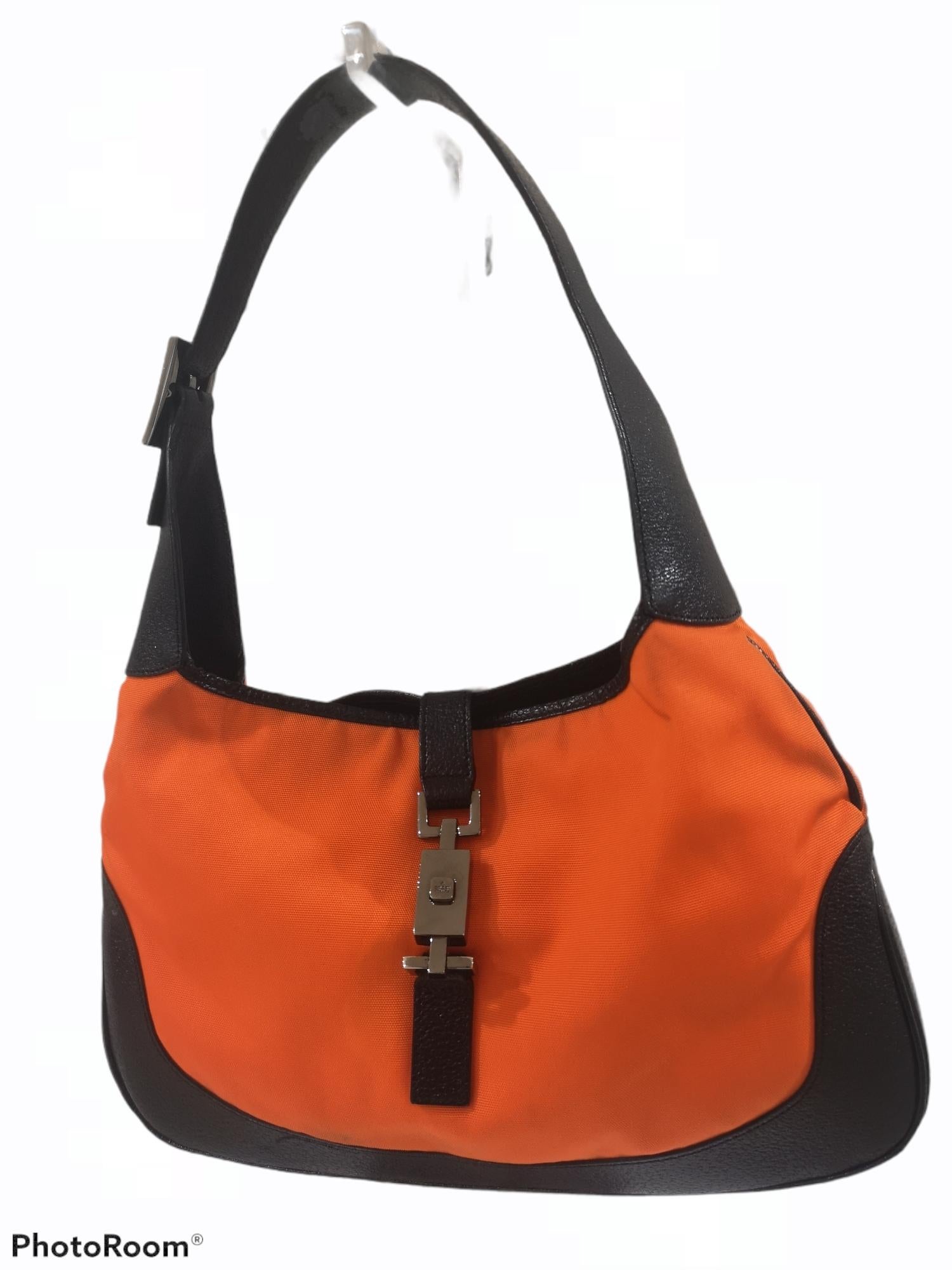 Gucci black leather orange fabric Jackie shoulder bag
Measurements: 21 * 33 cm - Total heigh shoulder strap included 41 cm
depth 4 cm
