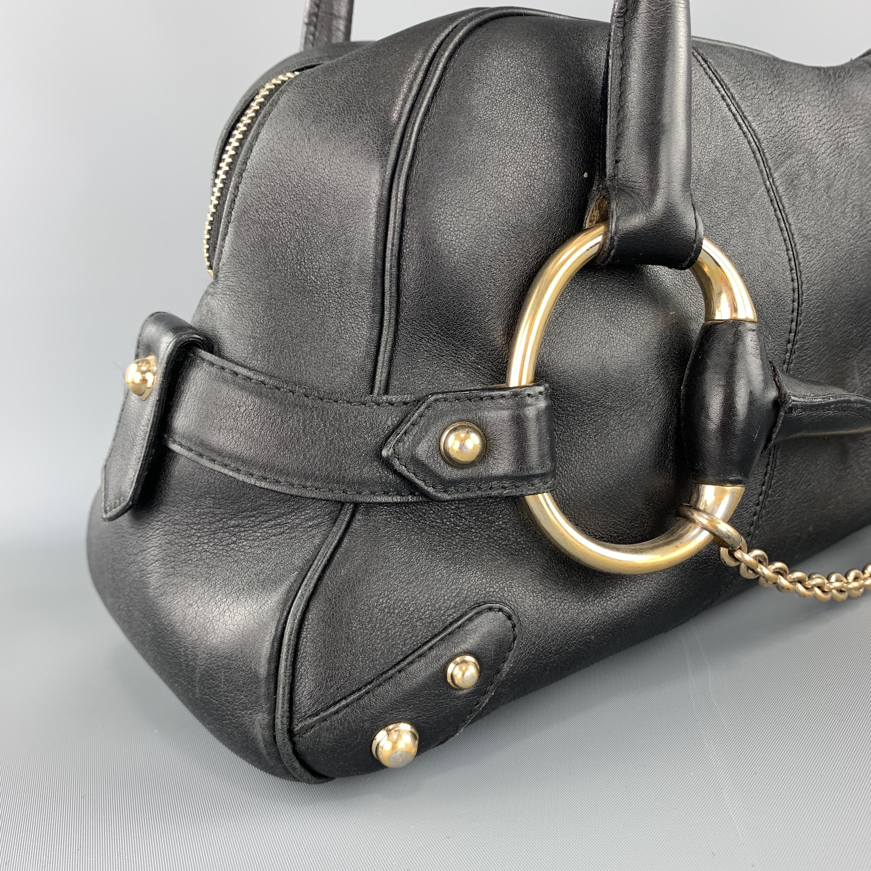 Archive GUCCI shoulder bag comes in black leather with gold tone hardware throughout, double rolled top straps, zip top closure, and oversized horsebit with chain. Made in Italy.

Good Pre-Owned Condition.

Measurements:

Length: 16 in.
Width: 6