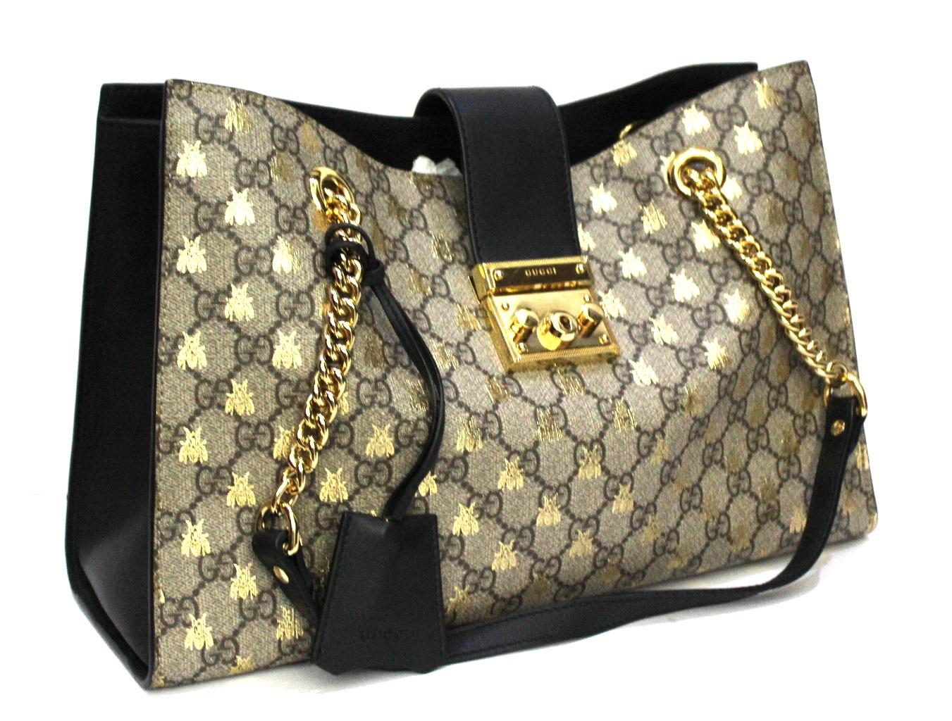 Padlock model Gucci bag made of GG supreme canvas and black leather with golden hardware.
Equipped with double leather handle and chain. Hook closure, very large inside.
The bag is in excellent condition.