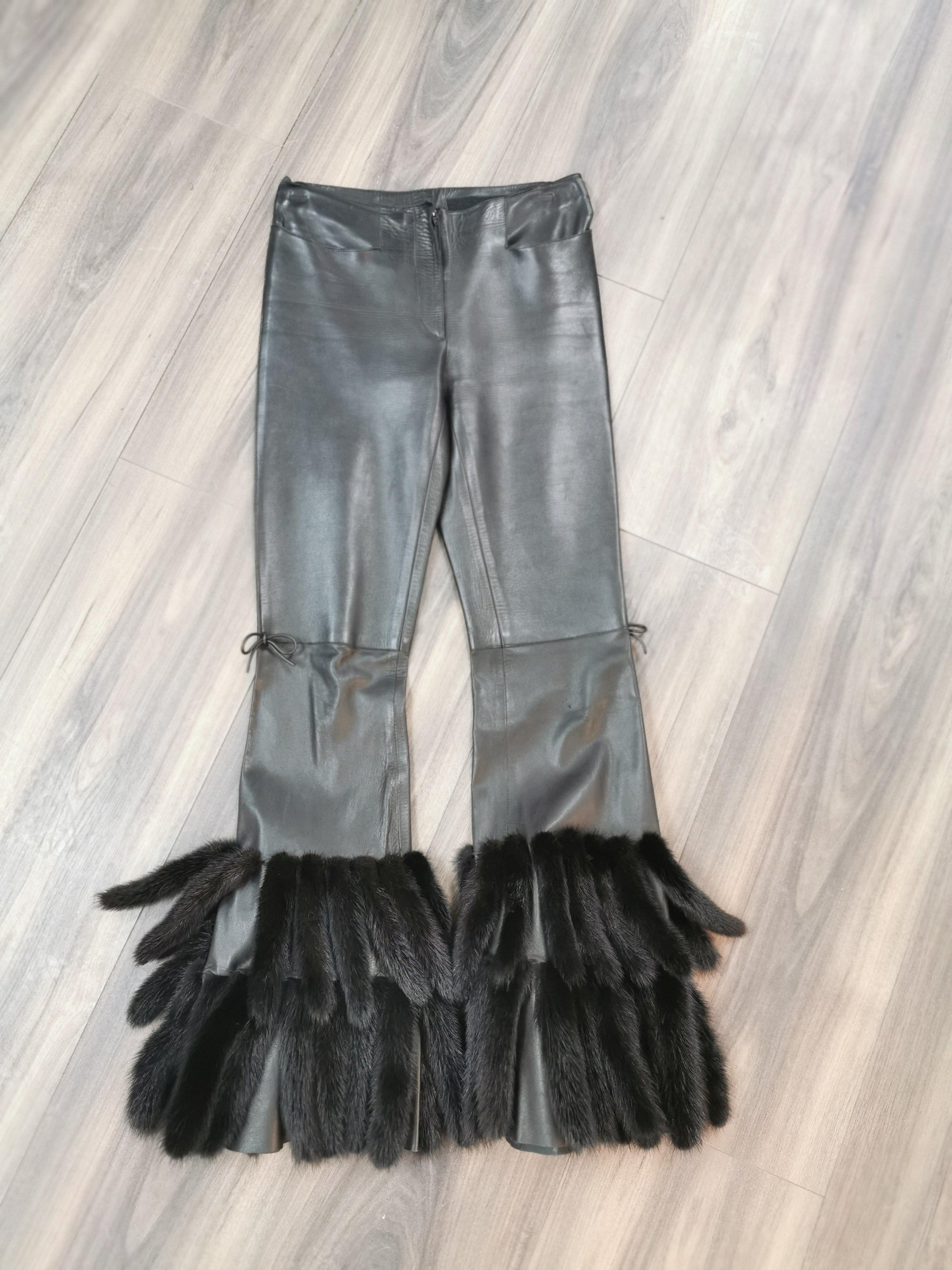 DESCRIPTION :  GUCCI BLACK LEATHER PANTS WITH MINK FUR SIZE 40 :

supple skins, beautiful fresh fur, nice big full pelts skins in excellent condition.

This item is made in Canada with the best quality skins.

******All our fur coats are