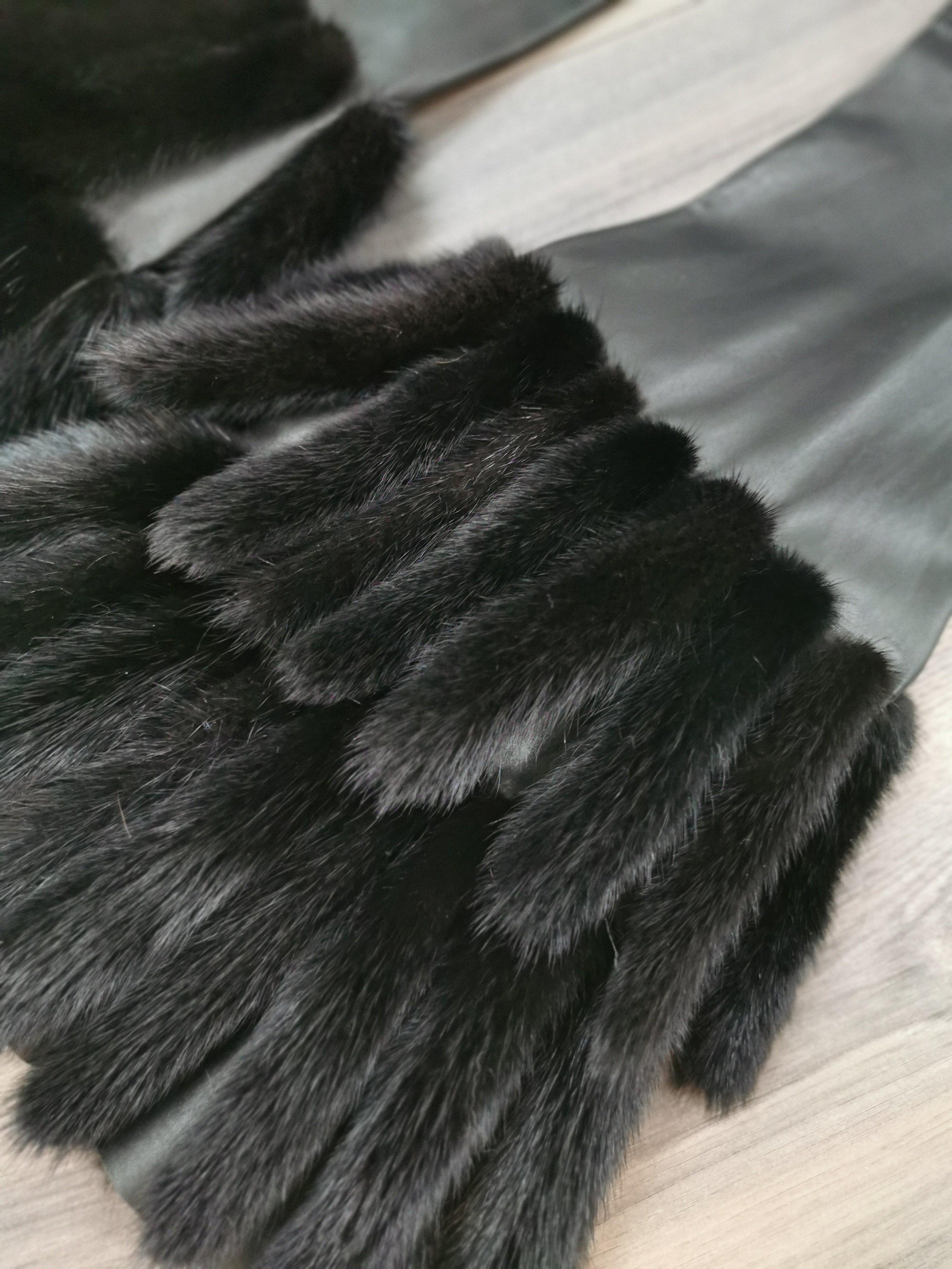 gucci black leather pants with mink fur size 40 In Excellent Condition In Montreal, Quebec