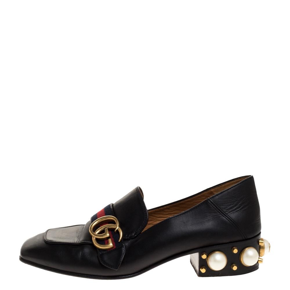 Brimming with signature details, these Gucci loafers crafted with leather will certainly make you the centre of attention in every group gathering. While the vamps are adorned with gold-tone GG motif sitting on the web straps, the heels are
