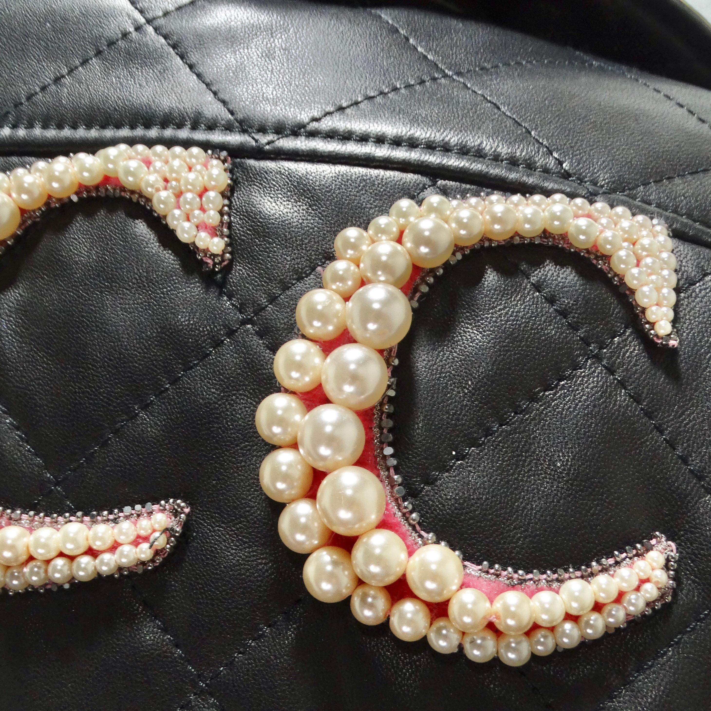 Gucci - Veste en cuir noir avec logo en forme de perle en vente 5