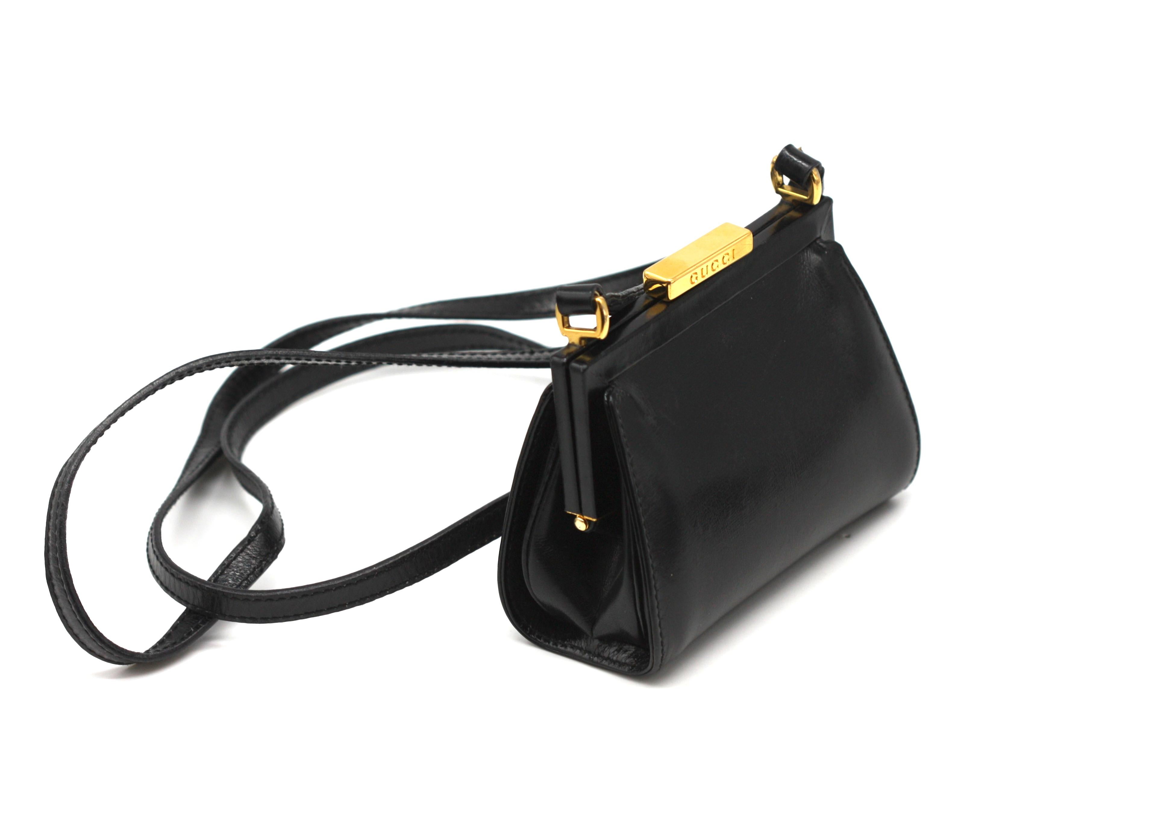 
Gucci Black Leather Petite Handbag
Stamped gucci inside, the gold toned snap closure hardware also stamped Gucci,with a long flat strap, the interior red leather lined.
Height 3.75 in., Width 4.75 in., Depth 2 in., Length of strap 21 in.
Condition