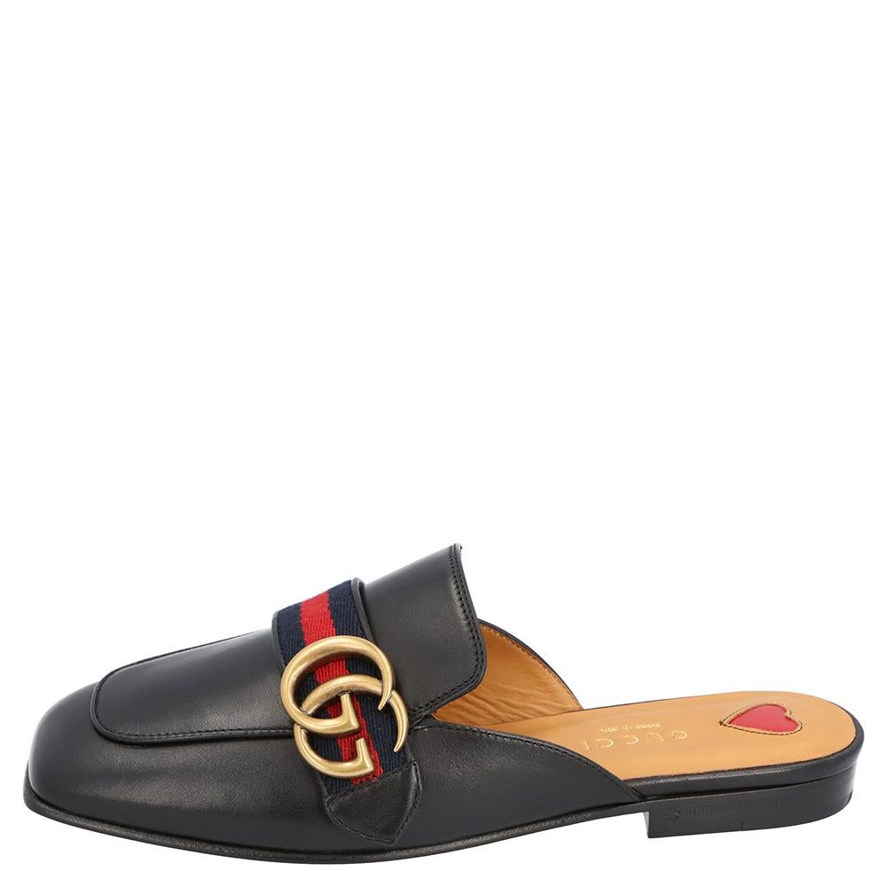 Die flachen Pantoletten Peyton von Gucci sind einfach zu stylen. Dieses atemberaubende Paar Schuhe aus schwarzem Leder verfügt über quadratische Zehen sowie die charakteristischen Web-Details und das GG-Logo auf dem Obermaterial.