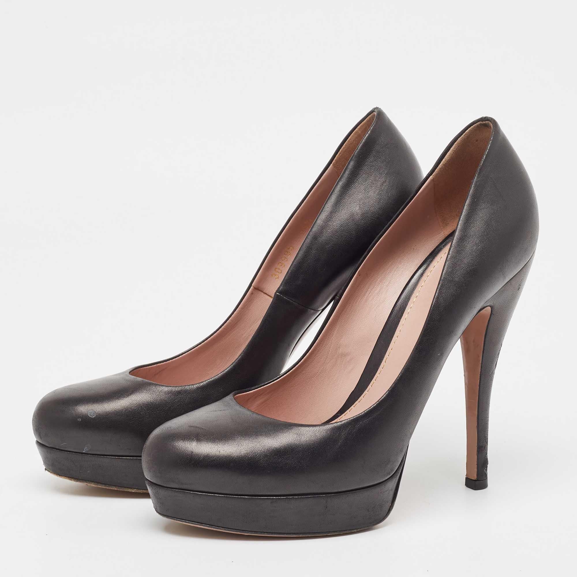 La tradition d'excellence de la maison de couture associée à une sensibilité au design moderne fait de ces escarpins noirs Gucci un choix fabuleux. Ils vous aideront à obtenir un look chic en toute simplicité.
