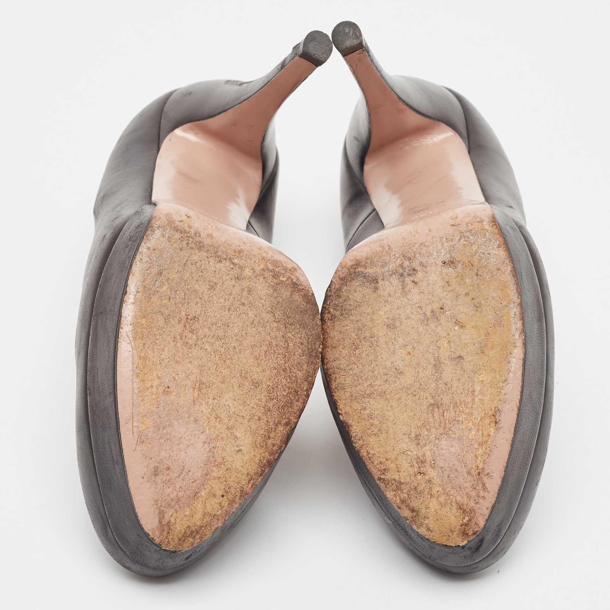 Gucci - Escarpins en cuir noir à plateforme et bouts ronds - Taille 38,5 en vente 1