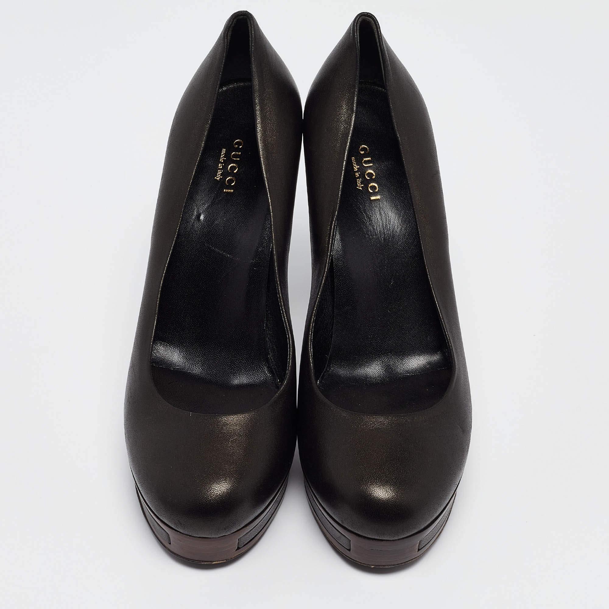Gucci Black Leather Platform Round Toe Pumps Size 39.5 In Excellent Condition For Sale In Dubai, Al Qouz 2