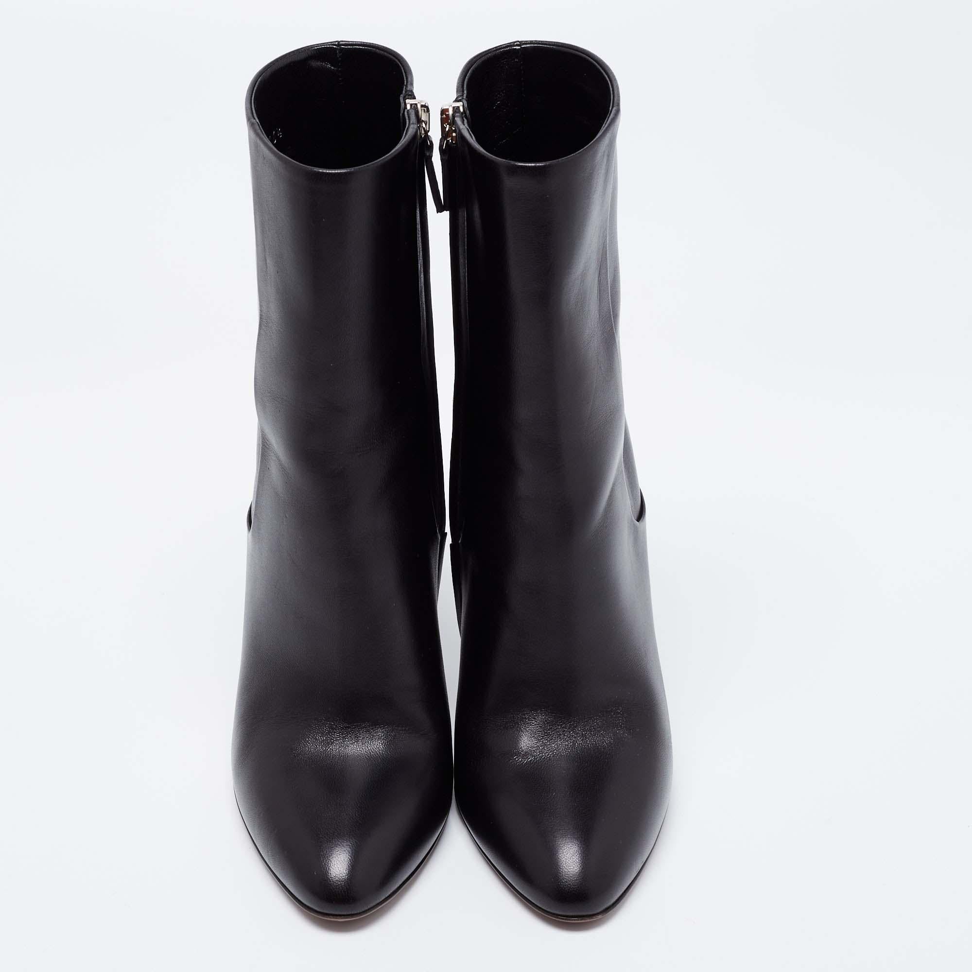 The house of Gucci promises to elevate your style with this fabulous pair of ankle boots. Casual Fridays will look so much better at work thanks to these black leather boots. They feature pointed toes and zippers on the side and are balanced on 11
